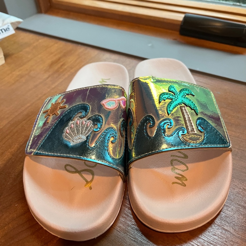 NWT Nordstrom Gold and Green Sandals with Tropical Design